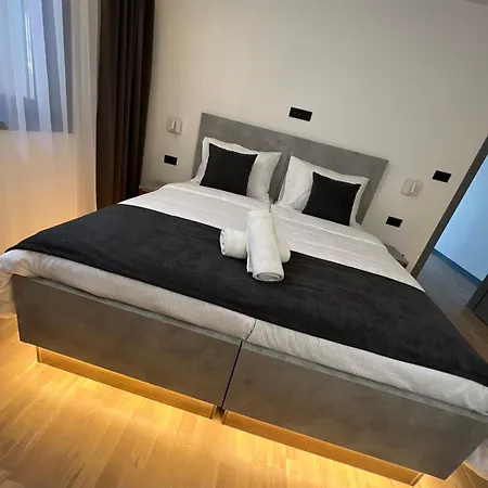 Crystal Old Town Apartment *